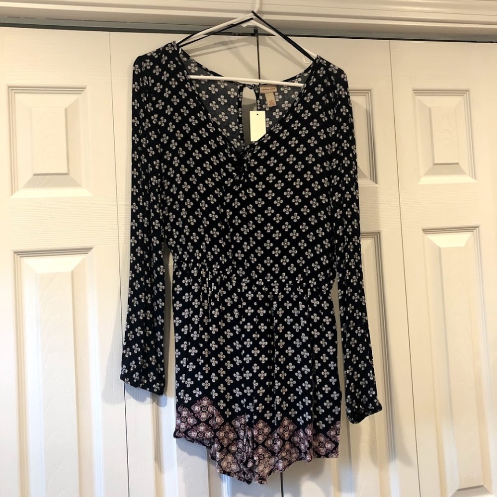 ⭐️ NWT ⭐️ Long Sleeve Printed Romper